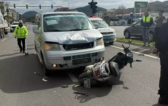 Gazipaşa'da motosiklet ile panelvan çarpıştı