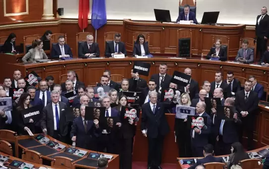 Arnavutluk'ta Yolsuzluk Protestosu