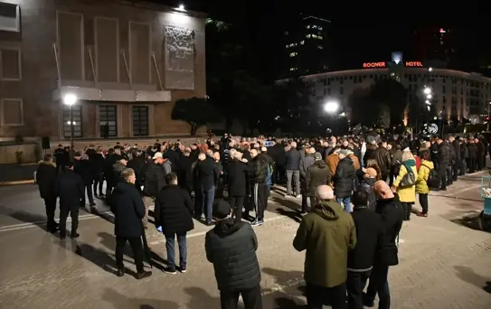 Arnavutluk'ta Hükümet Karşıtı Gösteri