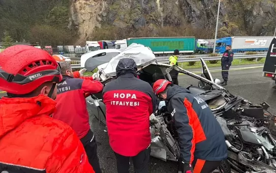 Hopa'da otomobil tıra çarptı: 2 ölü, 1 yaralı