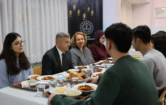 Artvin Valisi Ergün, lise öğrencileriyle iftarda buluştu