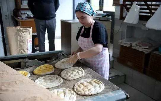 Ecrin, Fırıncı Babasına Destek Oluyor