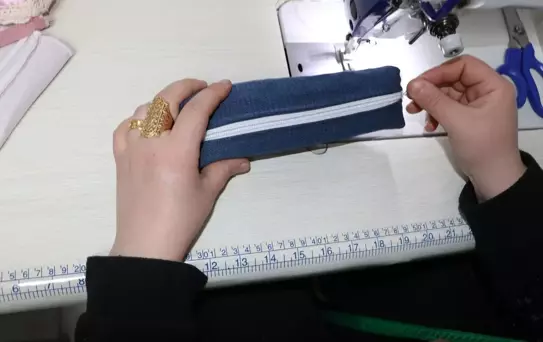 Atık tekstil ürünleri gönüllü kadınların elinde giyim eşyasına ve aksesuara dönüşüyor