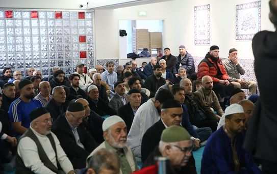 Avrupa'da Müslümanlar bayram namazında camilere akın etti