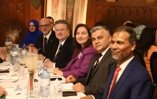 Viyana Belediyesi'nden Ramazan İftarı