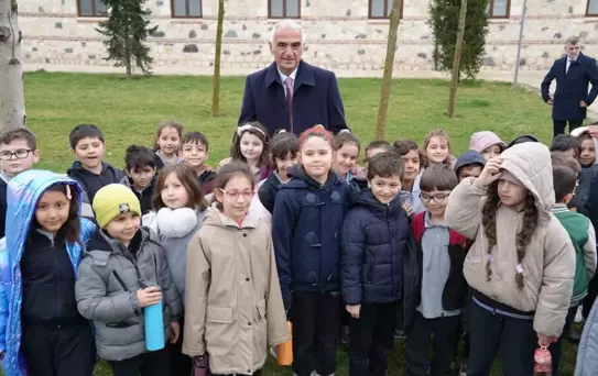 İznik Çinileri Türkiye'ye İade Edildi