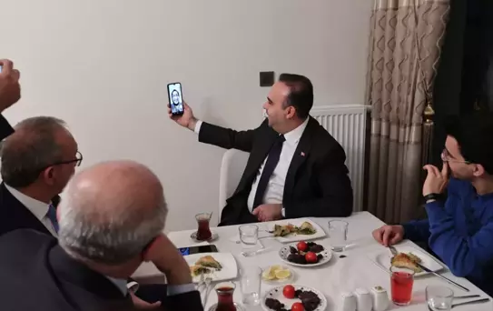 Bakan Kacır, Depremzedeye İftar Ziyareti