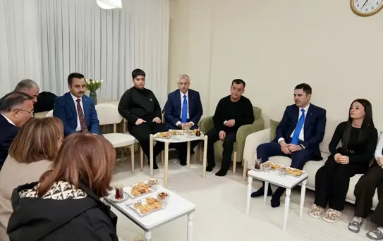 Bakan Kurum, Gaziantep'te depremzede ailenin yeni evine misafir oldu