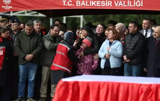 Balıkesir'de F-16 uçağının kaza kırıma uğraması sonucu şehit olan pilot için tören düzenlendi