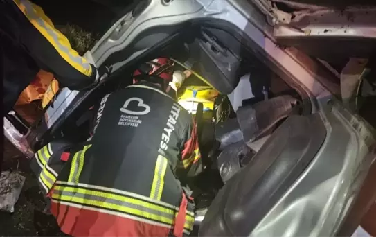 Kepsut'ta Ticari Araç Devrildi, 2 Yaralı