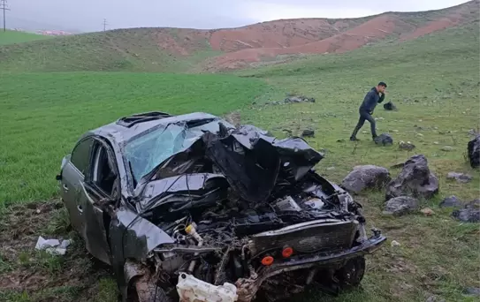 Beşiri'de Otomobil Şarampole Devrildi