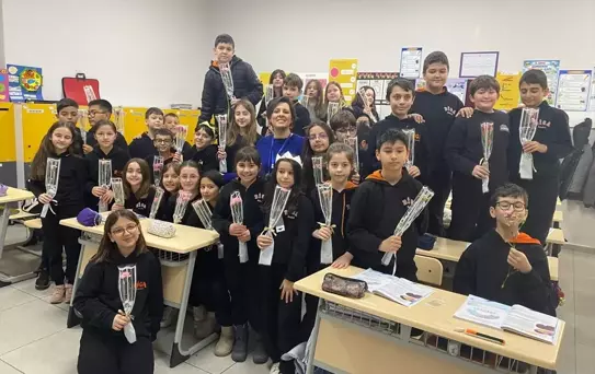 Öğrencilerden Anma Günü: Karanfil Dağıttılar