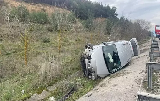 Bilecik'te Araç Devrildi: 2 Yaralı