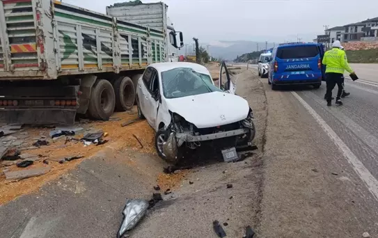 Bilecik'te Otomobil Tıra Çarptı: Sürücü Yaralandı