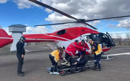Kardan Kapanan Yolda Dişaliz Hastası Helikopterle Kurtarıldı