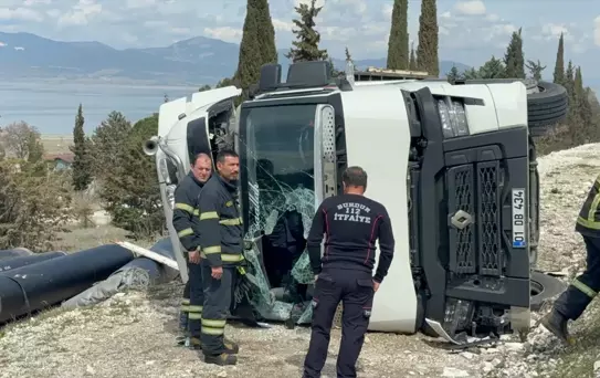 Burdur'da Tır Devrildi, Sürücü Yaralandı