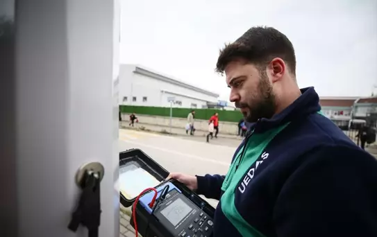 Bursa'da Elektrik Direklerine Koruyucu Boya