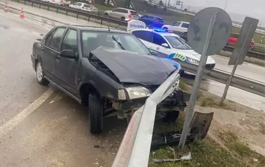 İnegöl'de Bariyere Çarpan Araçta Sürücü Yaralandı