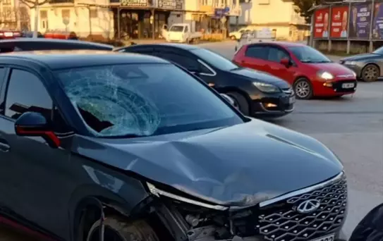 İznik'te Bisikletliye Otomobil Çarptı