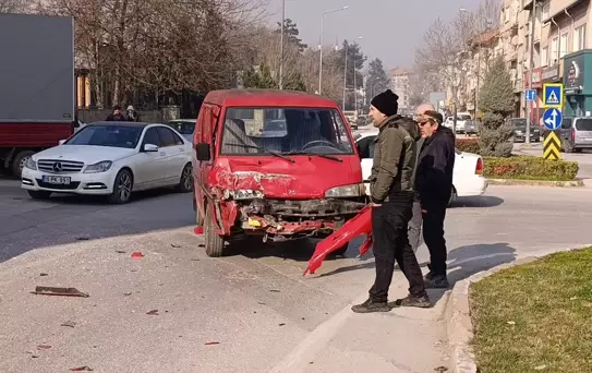 İnegöl'de Kaza: 3 Yaralı