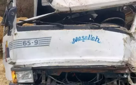 Bursa'da Kamyon Refüje Çıktı: Sürücü Yaralı