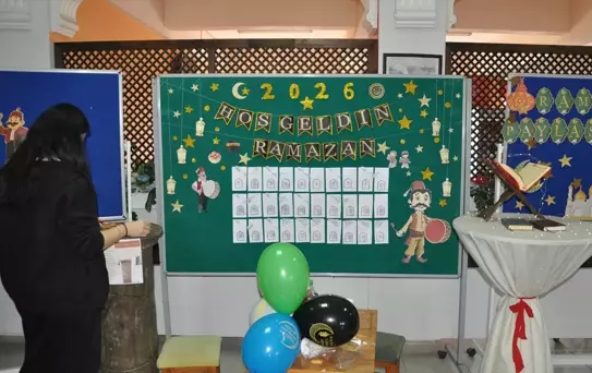 Bursa, Eskişehir, Çanakkale ve Kütahya'da öğrenciler okul ve sınıflarını ramazan için süsledi