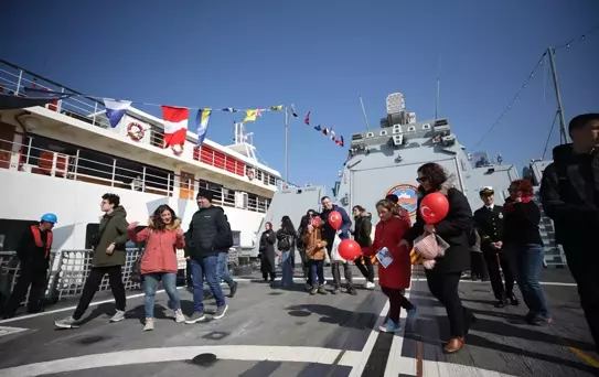 Çanakkale'de Deniz Kuvvetleri Komutanlığı gemilerine ziyaretler sürüyor