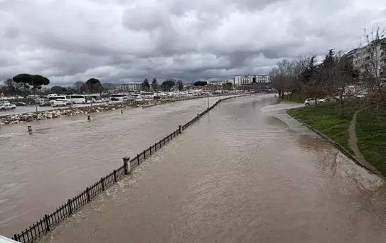 Biga'da Kocabaş Çayı Taşınca Araçlar Tahliye Edildi