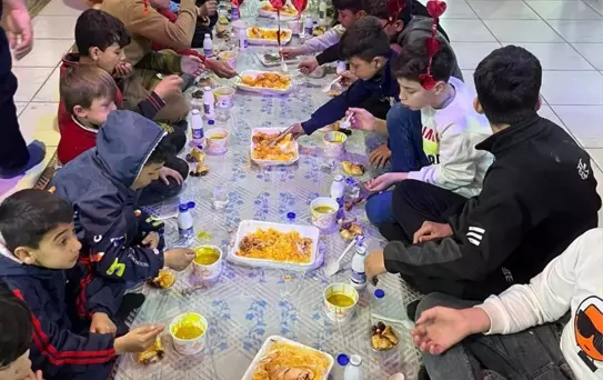 Afrin'de Yetim Çocuklara İftar Programı