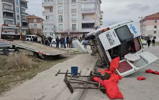 Çorum'da Tarım İşçilerini Taşıyan Minibüs Kaza Yaptı