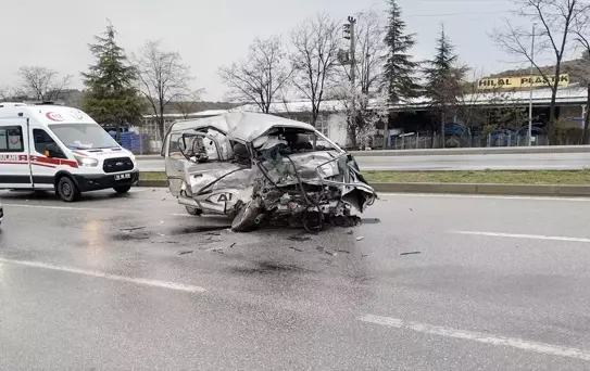 Çorum'da Otobüs-Kamyonet Çarpıştı: 1 Ölü, 6 Yaralı