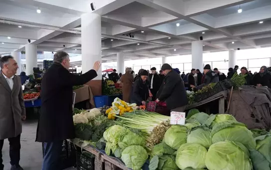 Demirbaş Pazar Ziyaretiyle Esnafla Buluştu