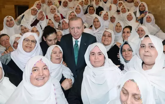 Cumhurbaşkanı Erdoğan, Zeynep Güneş Akgün ve beraberindeki kadınlar ile fotoğraf çektirdi
