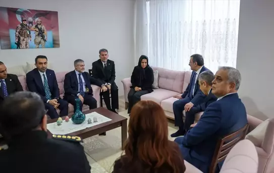 Cumhurbaşkanı Yardımcısı Yılmaz, Mersin'de şehit baba-oğulun ailesini ziyaret etti