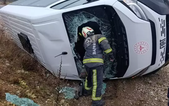 Diyaliz Hastalarını Taşıyan Minibüs Devrildi
