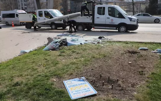 Pamukkale'de Minibüs Otobüs Durağına Çarptı