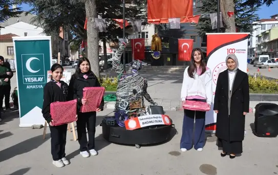 Dijital bağımlılığa atık elektronik malzemelerden yapılan 'Dijital Ucube' heykeliyle dikkati çekildi