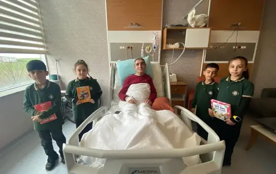 Minik Öğrenciler Hastalara Moral Kitapları Okuyor