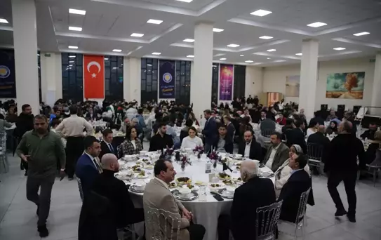 Vali Zorluoğlu öğrencilerle iftarda buluştu