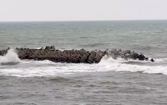 Akçakoca'da Kuvvetli Rüzgar ve Yükselen Dalgalar