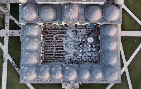 Edirne'de düzenlenen 'Büyük Selimiye İftarı' bir kez daha Balkanlar'ı aynı sofrada buluşturdu