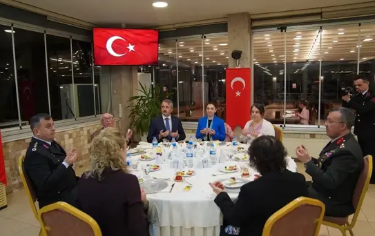 Edirne Valisi Sezer, jandarma personeli ve şehit aileleriyle iftarda buluştu