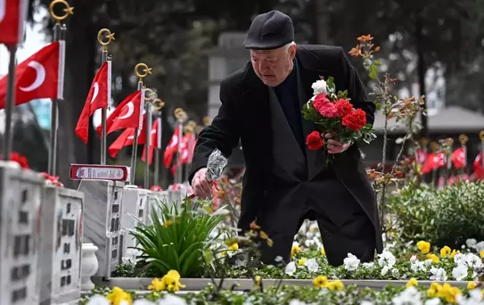 Edirnekapı Şehitliği'nde bayram arifesi yoğunluğu