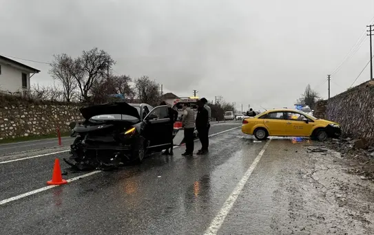 Elazığ'da Taksi ve SUV Araç Çarpıştı