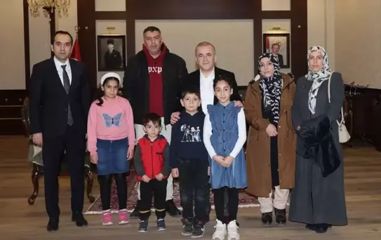 Vali, Bayrağı Kaldıran Çocukları Ağırladı