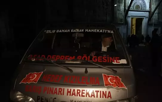 'Elmacı Dede' Şam'daki çocuklara bayram şekeri dağıttı