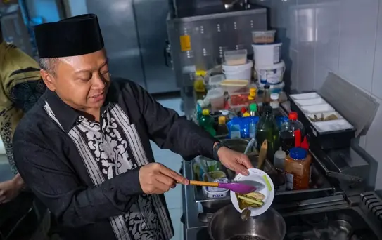 Endonezya'nın Ankara Büyükelçisi, iftar sofralarını süsleyen 'güllaç'ı ve ülkesinin 'kolak' tatlısını hazırladı