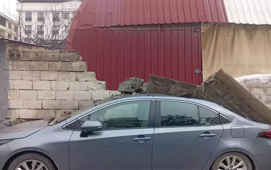 Erciş'te İstinat Duvarı Yıkıldı