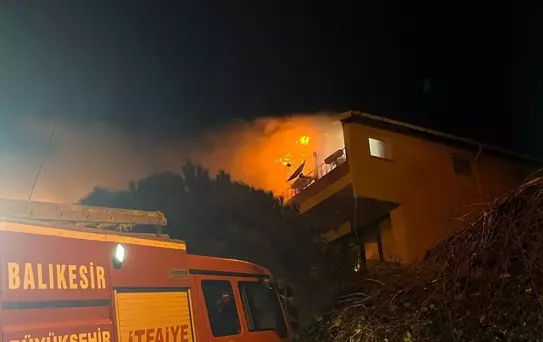 Erdek'te Çatıda Yangın Çıktı