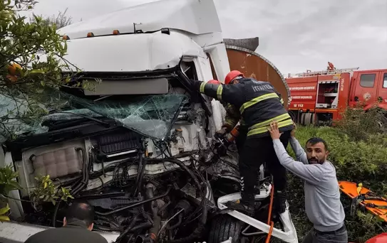 Erzin'de Tır ve Tanker Çarpıştı